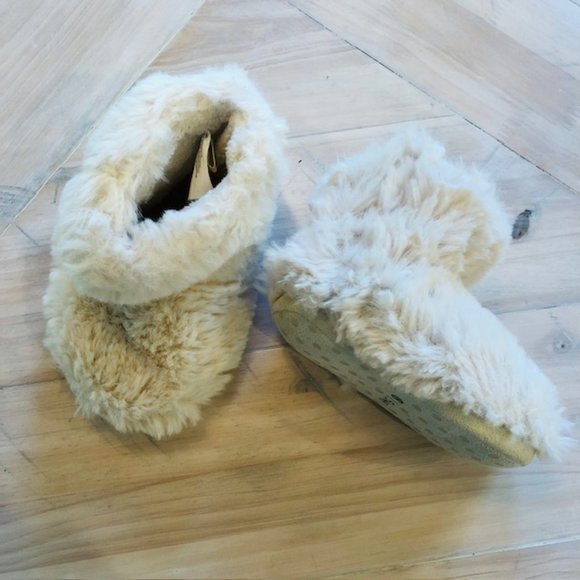 Fuzzy Slippers Size 5 - Picture 4 of 4